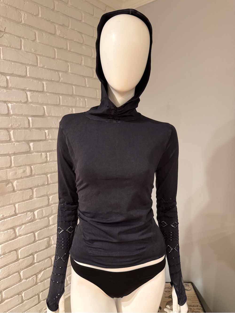 FP Movement Washed Black Hooded Long Sleeve Fitted Performance Thumbholes NWOT - Picture 2 of 16